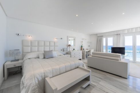 Penthouse_Ocean_Frontline_puerto_banus_bedroom_with_sea_view