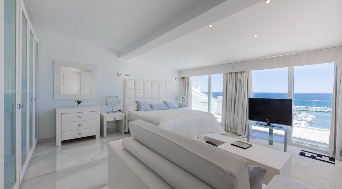 Penthouse_Ocean_Frontline_puerto_banus_bedroom_with_sea_view_2
