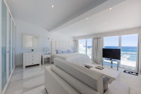 Penthouse_Ocean_Frontline_puerto_banus_bedroom_with_sea_view_2