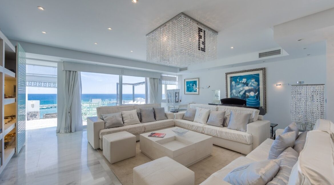 Penthouse_Ocean_Frontline_puerto_banus_living_room_balcony_view