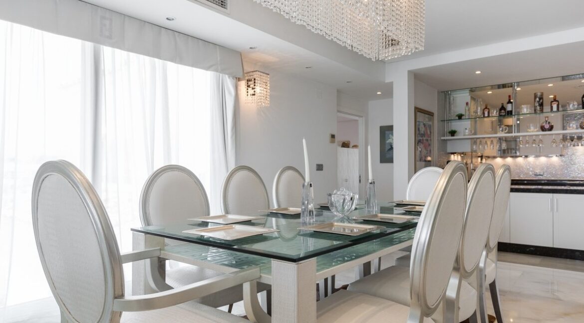 Penthouse_Ocean_Frontline_puerto_banus_living_room_table
