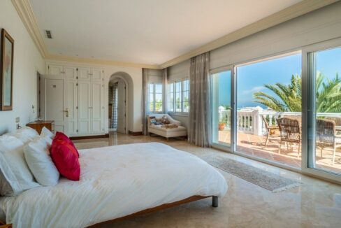 villa_in_puerto_banus_marbella_master_bedroom