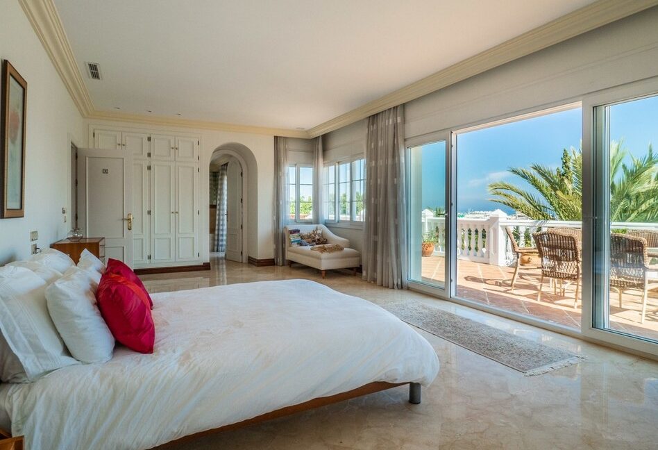 villa_in_puerto_banus_marbella_master_bedroom