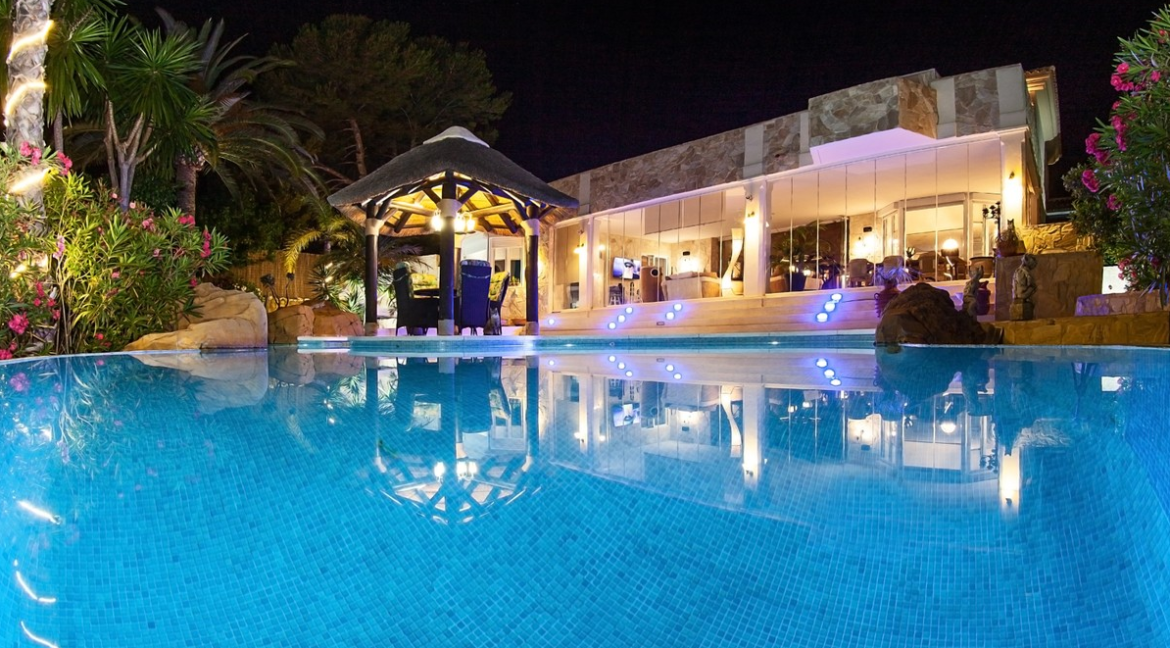 uniquie_detached_luxury_villa_in_elviria_pool_night