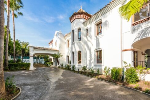 villa_for_sale_puerto_banus_top_location_driveway