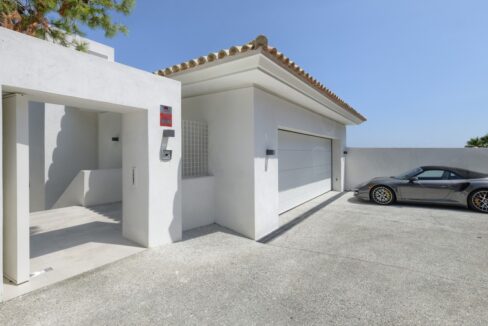 5 bedroom golf and sea view villa in El Paraiso Estepona Garage