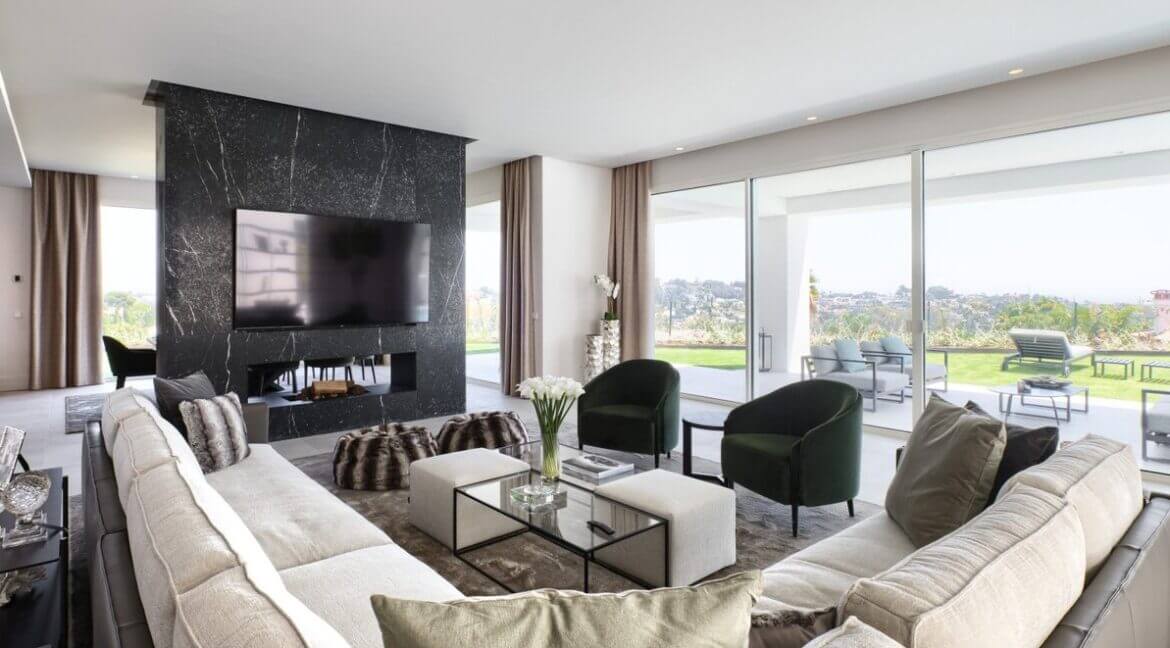 5 bedroom golf and sea view villa in El Paraiso Estepona Livingroom