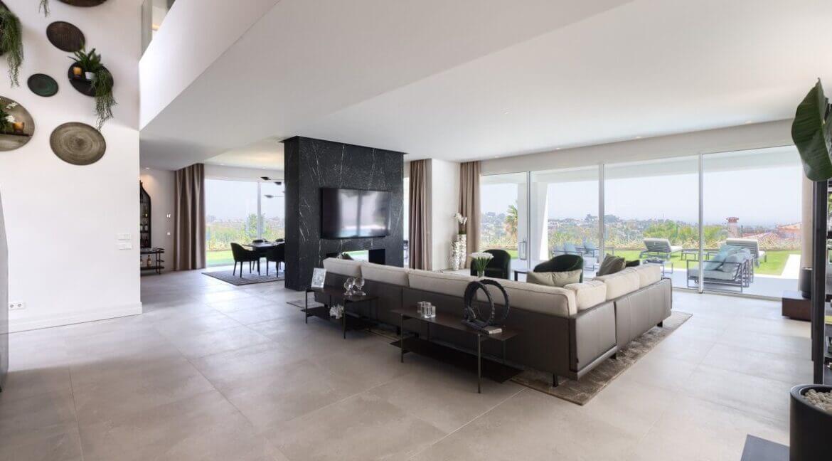 5 bedroom golf and sea view villa in El Paraiso Estepona Livingroom view