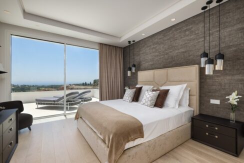 5 bedroom golf and sea view villa in El Paraiso Estepona bathroom 3