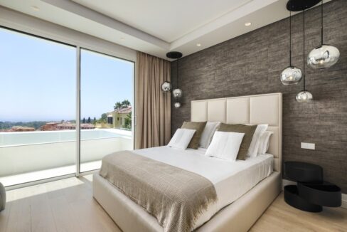 5 bedroom golf and sea view villa in El Paraiso Estepona bedroom 3