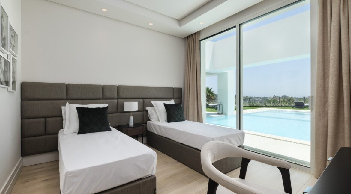 5 bedroom golf and sea view villa in El Paraiso Estepona bedroom groundfloor
