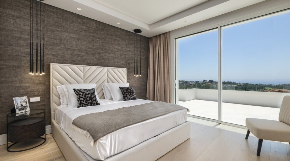5 bedroom golf and sea view villa in El Paraiso Estepona bedroom sea view