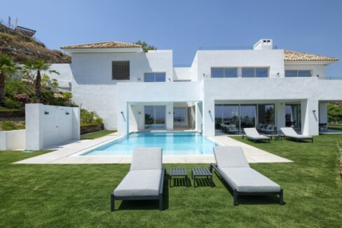5 bedroom golf and sea view villa in El Paraiso Estepona swimmingpool