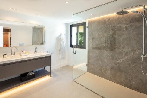 fresh_renovaded_villa_nueva_andalusia_bathroom_rainshower
